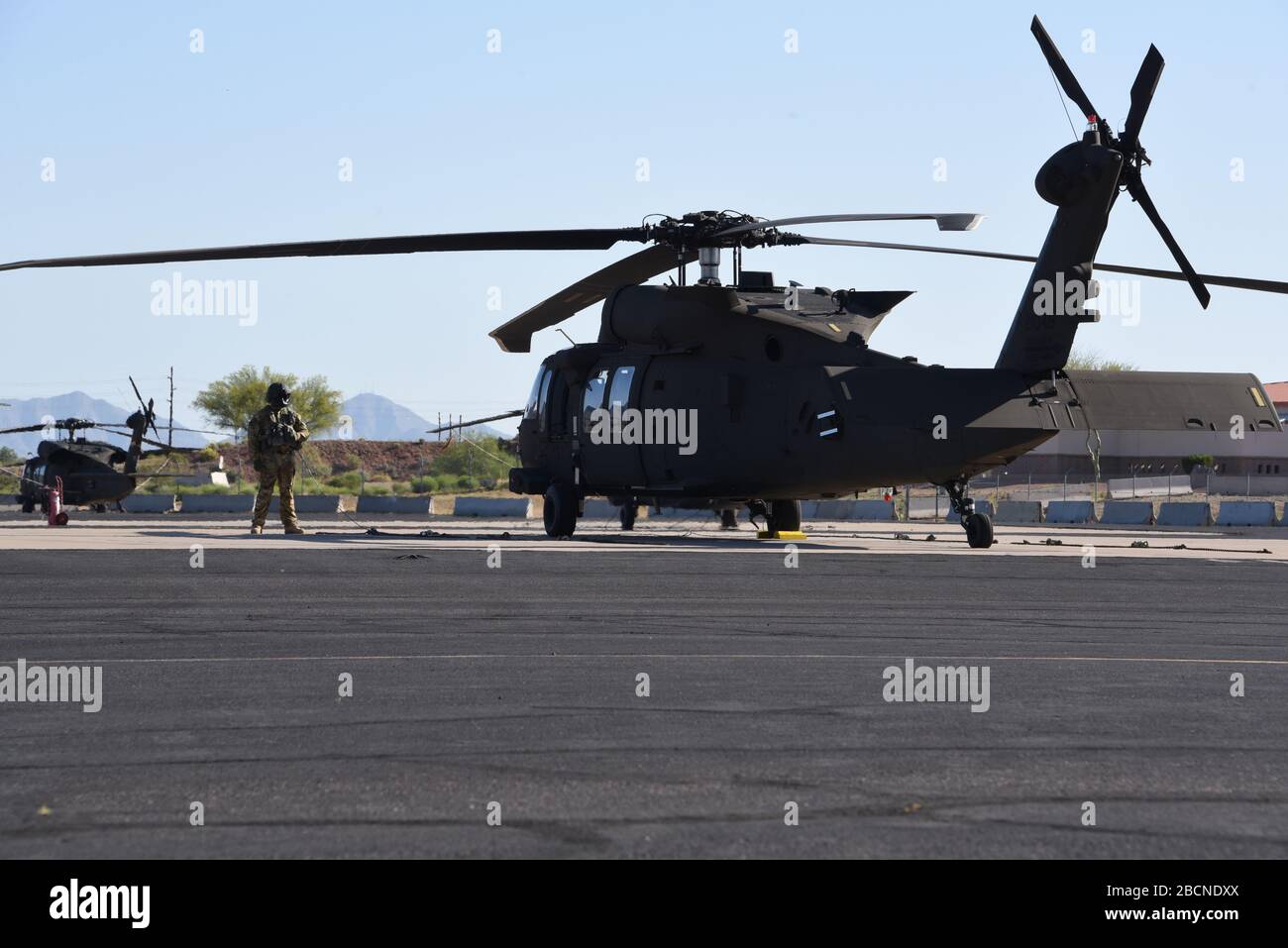 Die Mitarbeiter der Nationalgarde von Arizona bereiten Kisten mit persönlicher Schutzausrüstung für den Transport nach Chinle, Ariz., 4. April 2020 in Papago Park Military Reservation vor. Mehr als 800 AZNG-Mitarbeiter werden im Rahmen des laufenden Notfalls weiterhin im gesamten Staat eingesetzt. (USA Air National Guard Foto von Staff Sergeant Kelly Greenwell) Stockfoto