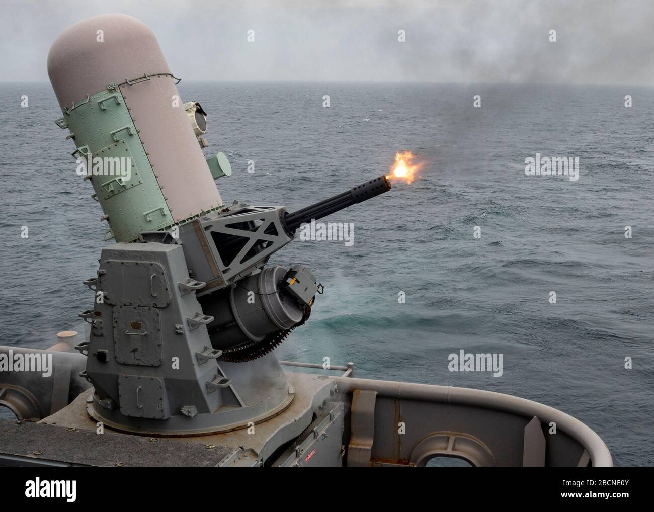 ATLANTISCHER OZEAN (März 13, 2020) das amphibische Angriffsschiff der Wasp-Klasse USS Iwo Jima (LHD 7) führt eine Nahkampfübung des Waffensystems (CIWS) vor der Aktion AIM Calibration (PAC) durch, März 13, 2020. CWIS PAC-Feuer ist eine geplante Übung, die durchgeführt wird, um die Fähigkeit der Besatzung zu verbessern, die Waffe zu bedienen. (USA Navy-Foto von Mass Communication Specialist, 3. Klasse, Jessica Kibena/veröffentlicht) Stockfoto