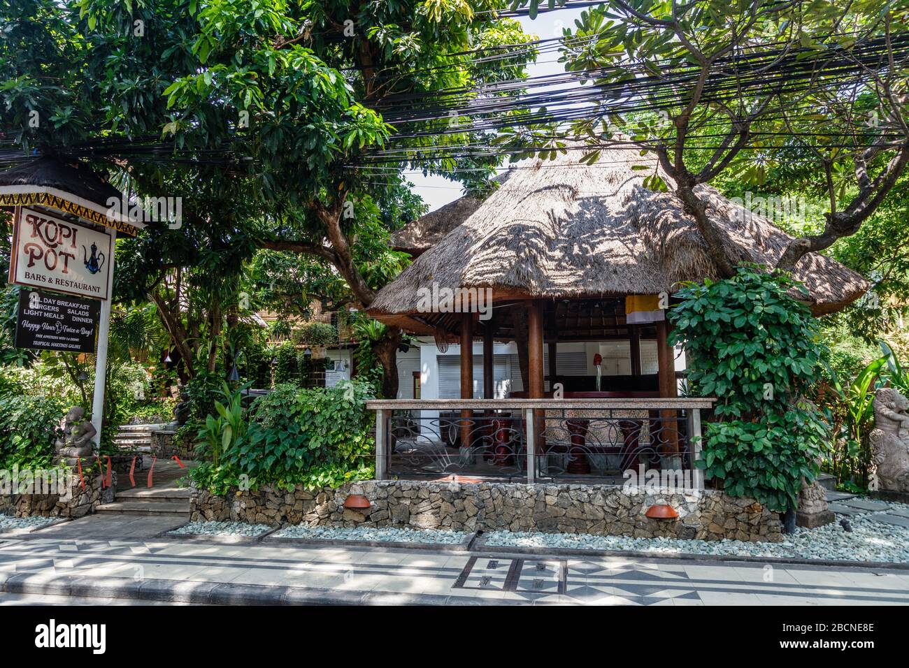 25. April 2020. Geschlossenes Café auf Bali. Kein Tourismus wegen COVID-19. Jalan Legian, Kuta, eine der beliebtesten Touristengegenden Balis. Indonesien. Stockfoto