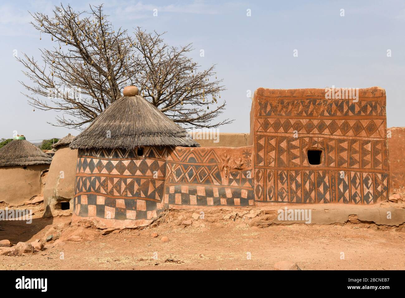 Afrika, Burkina Faso, Region Pô, Tiebele. Stadtansicht des königlichen Hofdorfes in Tiebele Stockfoto