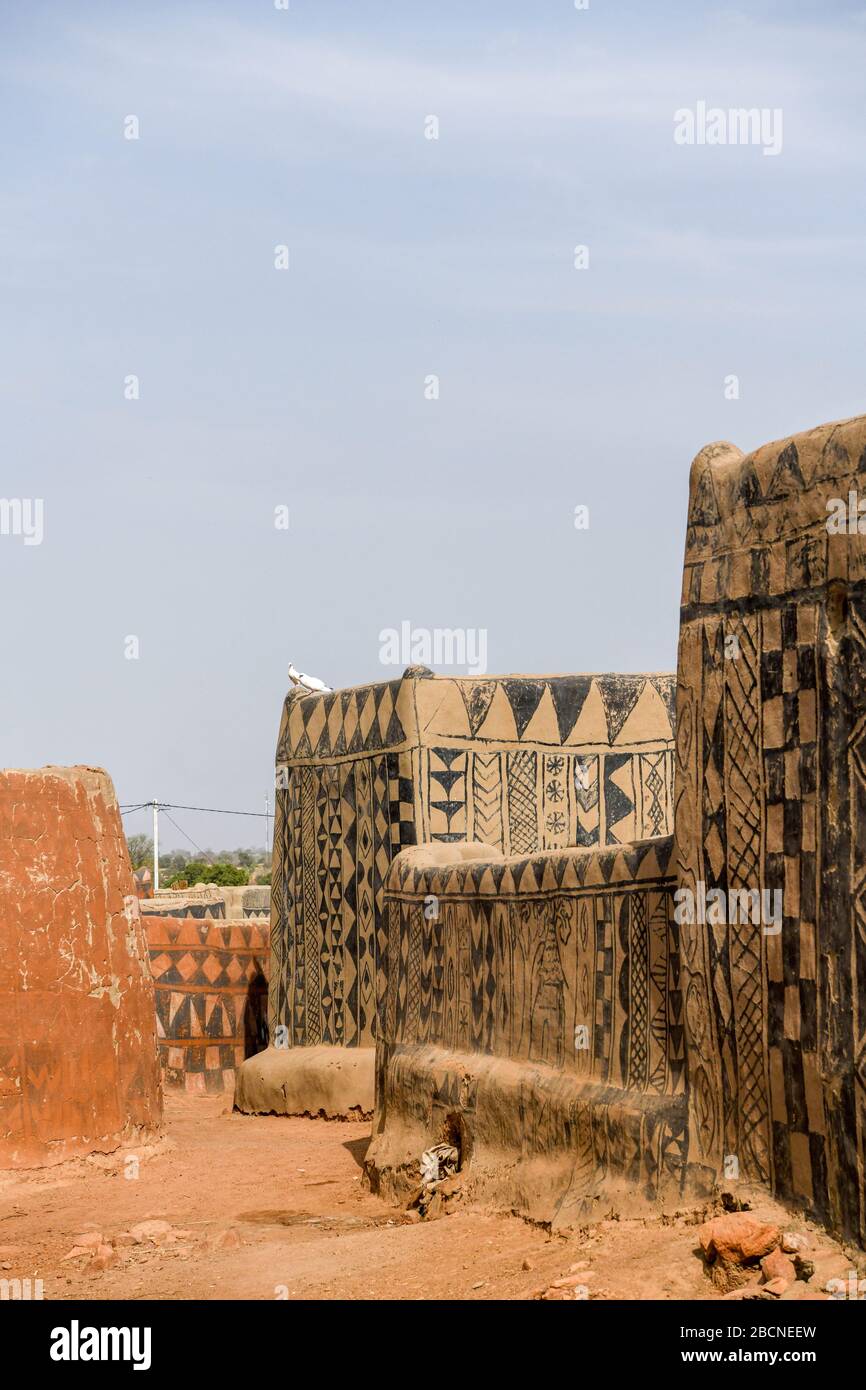 Afrika, Burkina Faso, Region Pô, Tiebele. Stadtansicht des königlichen Hofdorfes in Tiebele. Stockfoto