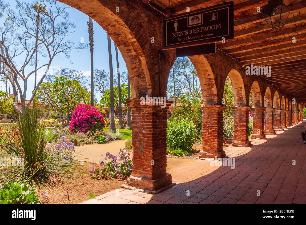 San Juan Capistrano, USA - 09. Mai 2011: Die spanische Mission in San Juan Capistrano, Kalifornien, USA (mit Besuchern). Sie wurde 1776 von Spani gegründet Stockfoto