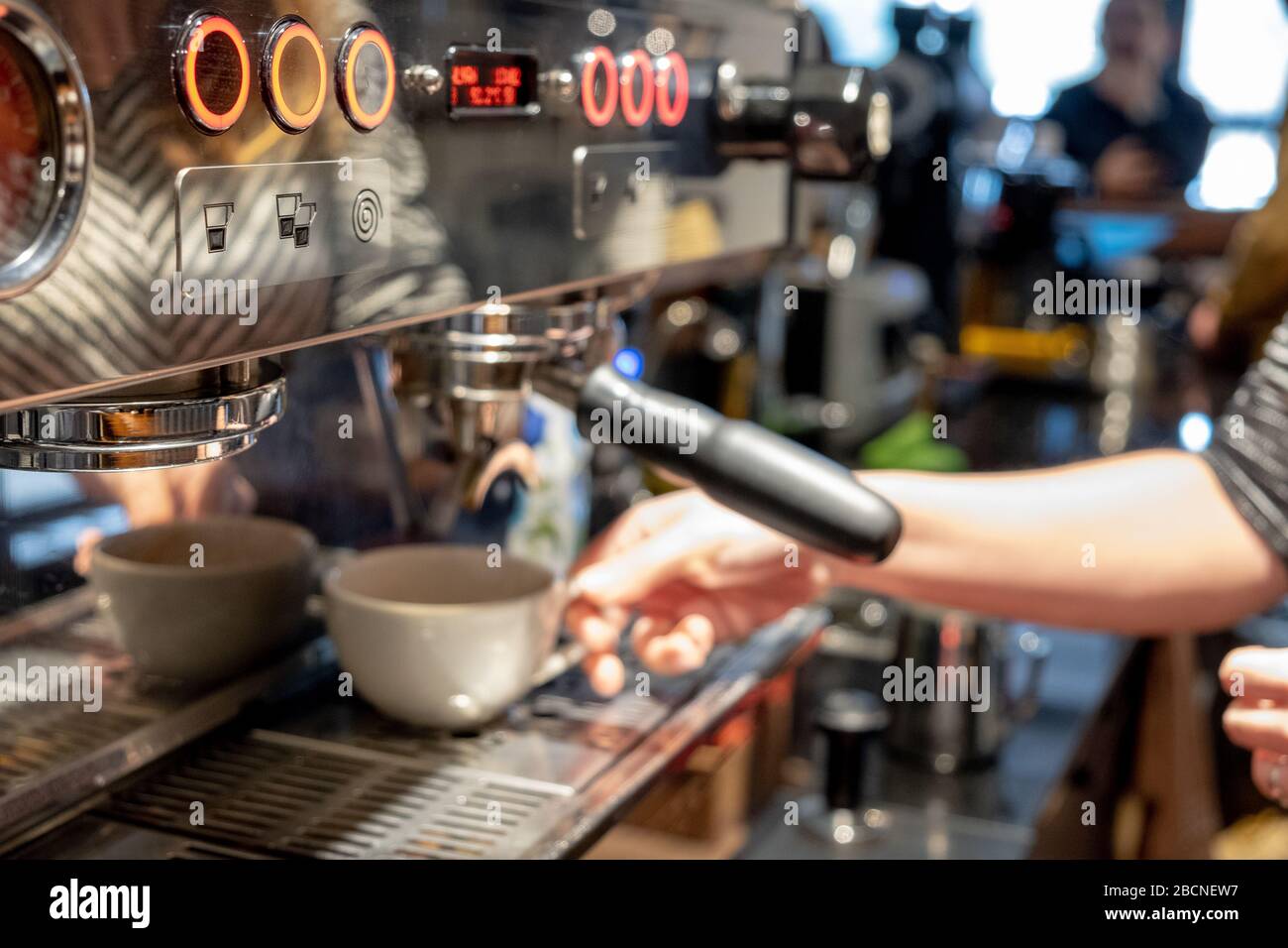 Automatische Kaffeemaschine espresso vorbereiten Stockfoto