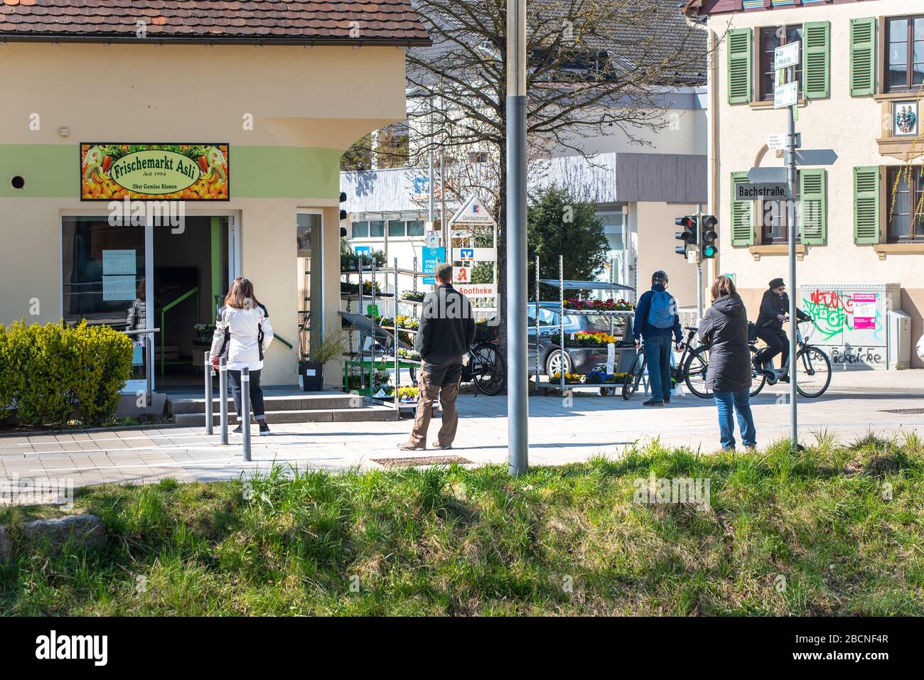 Deutsche haben abgeschossen und keinen Kontakt.Menschen stehen auf der Straße vor dem Eingang zum Laden in großer Entfernung.Deutsche Stadt Renningen 04.2020 Stockfoto