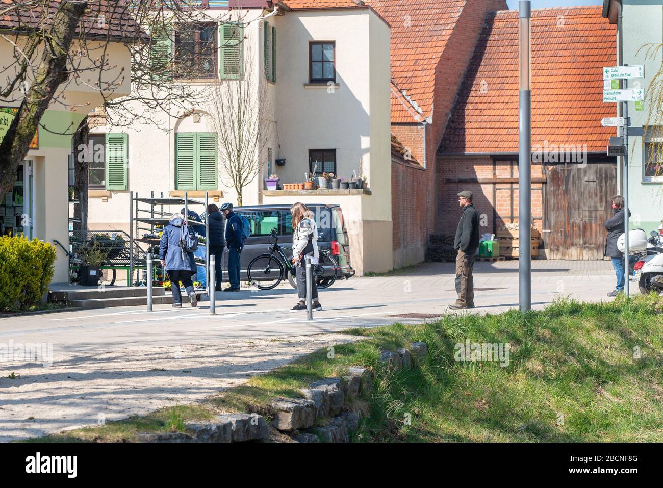 Deutsche haben abgeschossen und keinen Kontakt.Menschen stehen auf der Straße vor dem Eingang zum Laden in großer Entfernung.Deutsche Stadt Renningen 04.2020 Stockfoto