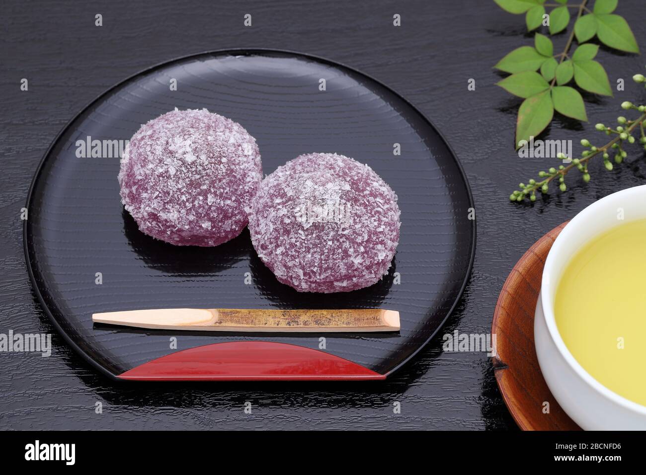 Japanische traditionelle Süßwaren, rotes Bohnenjelly Yokan auf schwarzem Hintergrund Stockfoto