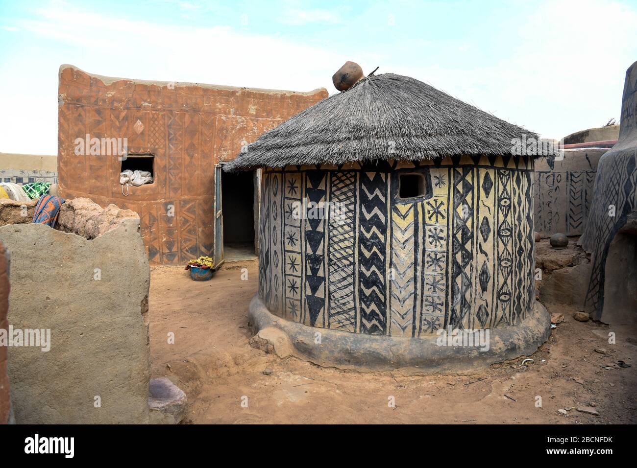 Afrika, Burkina Faso, Region Pô, Tiebele. Stadtansicht des königlichen Hofdorfes in Tiebele. Stockfoto