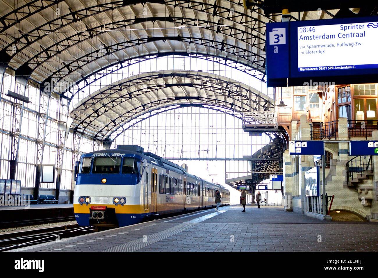 Peking, Niederlande. März 2020. Das am 21. März 2020 aufgenommene Foto zeigt einen Bahnhof, der mit einem speziellen Fahrplan arbeitet, da es in Haarlem, Niederlande, am 21. März 2020 ausgebrochen ist. UM MIT XINHUA SCHLAGZEILEN VOM 5. APRIL 2020 zu gehen Credit: Sylvia Lederer/Xinhua/Alamy Live News Stockfoto