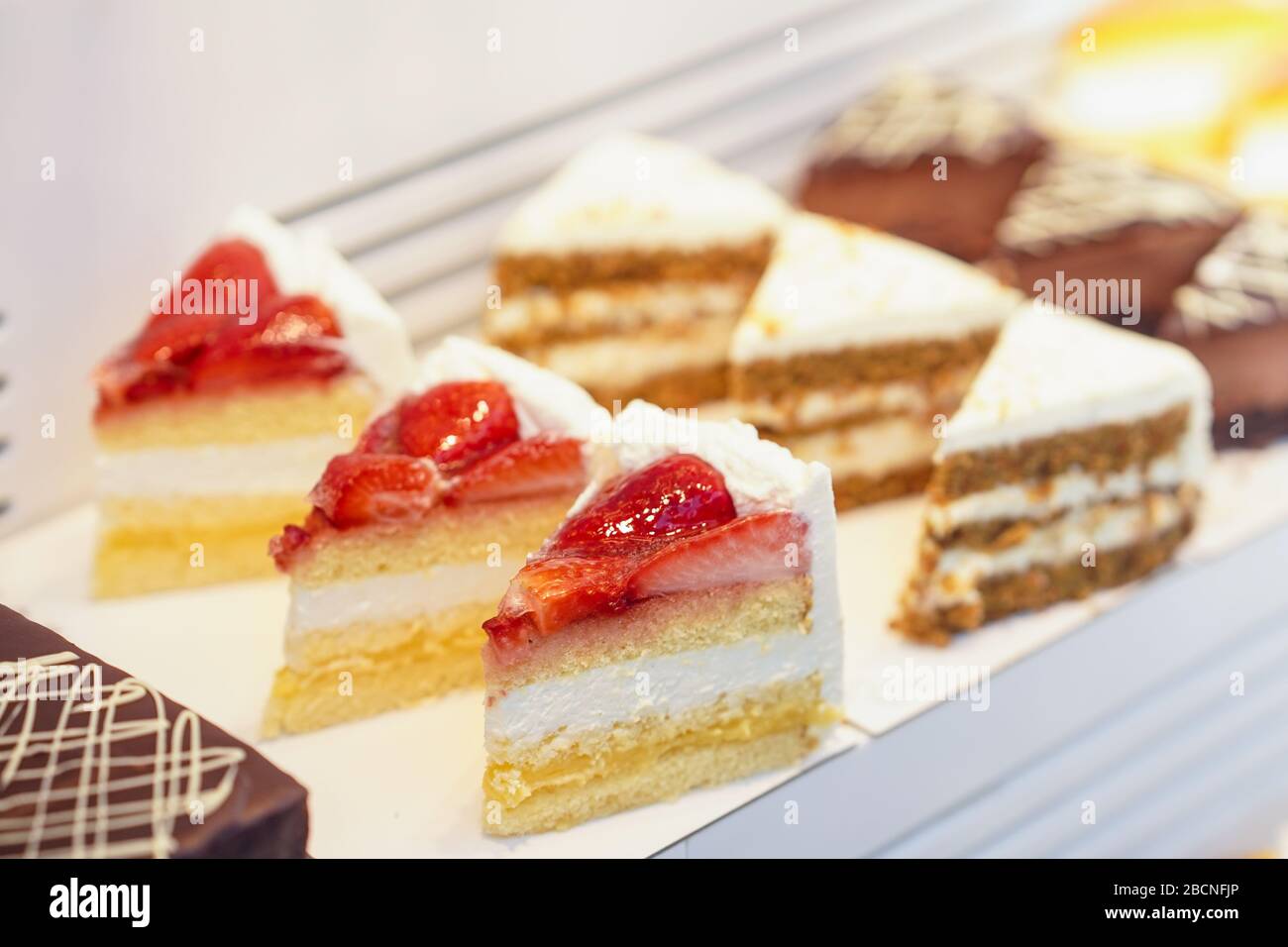 Kuchen im Fenster einer Bäckerei. Stockfoto