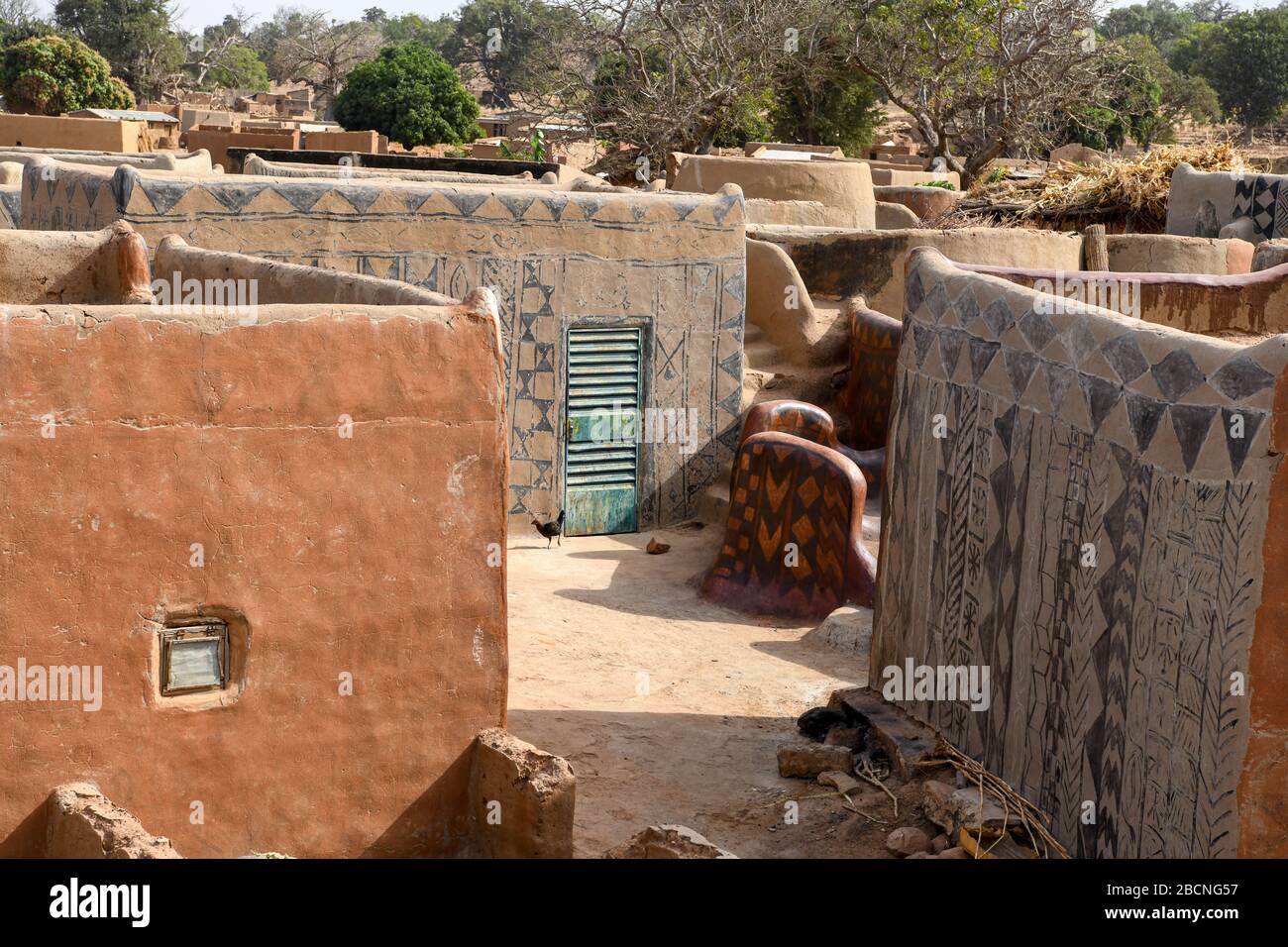 Afrika, Burkina Faso, Region Pô, Tiebele. Stadtansicht des königlichen Hofdorfes in Tiebele. Ein Huhn geht in den Rücken Stockfoto