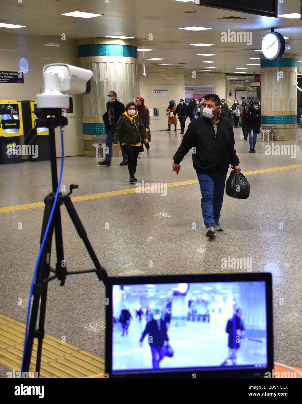 Istanbul. April 2020. Am 4. April 2020 wird an einer U-Bahn-Station in Istanbul, Türkei, ein Temperaturkontrollpunkt angezeigt. Die Türkei meldete 3.013 weitere Fälle von Coronavirus und 76 neue Todesfälle am Samstag, was die Zahl der Infektionen auf 23.934 und die Zahl der Todesopfer auf 501 brachte. Kredit: Xinhua/Alamy Live News Stockfoto