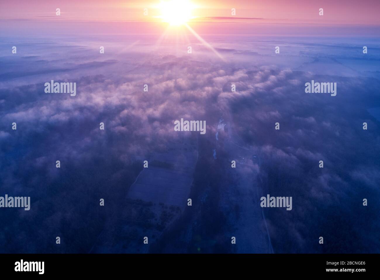 Früher nebliger Morgen. Sonnenaufgang auf dem Land. Ländliche Landschaft im Frühjahr. Luftansicht Stockfoto