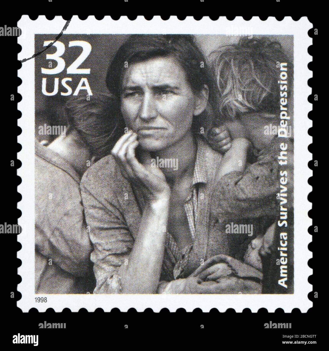 Vereinigte STAATEN VON AMERIKA - ca. 1998: eine Briefmarke in den USA gedruckt, ein Bild von einer Mutter mit ihren Kindern während der Großen Depression, Circ. Stockfoto