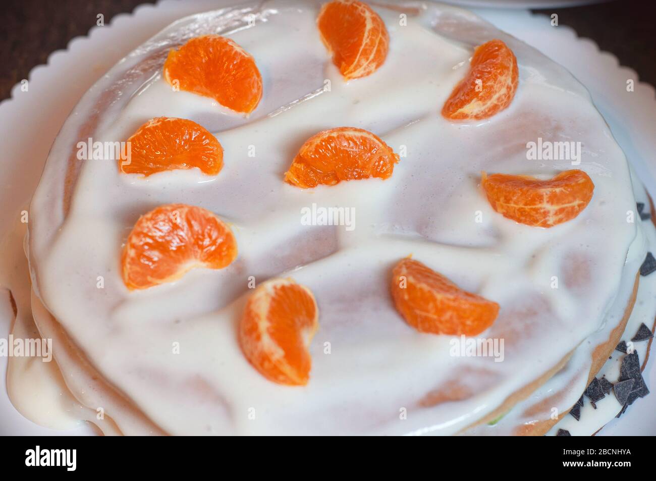 Hausgemachter Kuchen mit Honig, mit Orangenscheiben verziert. Kuchenherstellung mit Quark und Obst Stockfoto