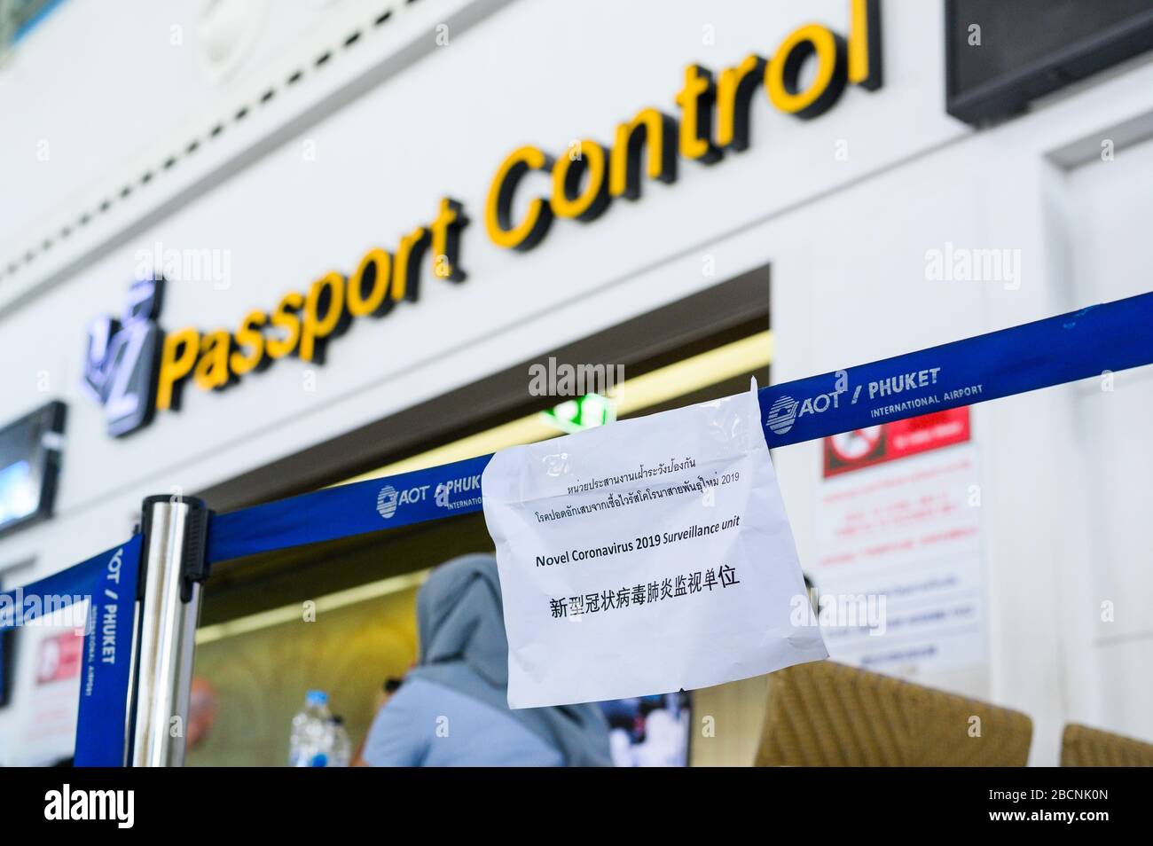 Phuket, Thailand - März 04 2020. Papier mit Ankündigung der Temperaturregelzone, Monitor der Wärmebildkamera, um Personen zu überprüfen, die ein betreten Stockfoto