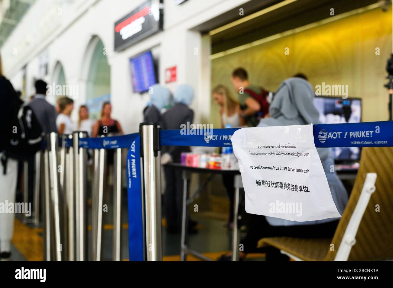 Phuket, Thailand - März 04 2020. Papier mit Ankündigung der Temperaturregelzone, Monitor der Wärmebildkamera, um Personen zu überprüfen, die ein betreten Stockfoto