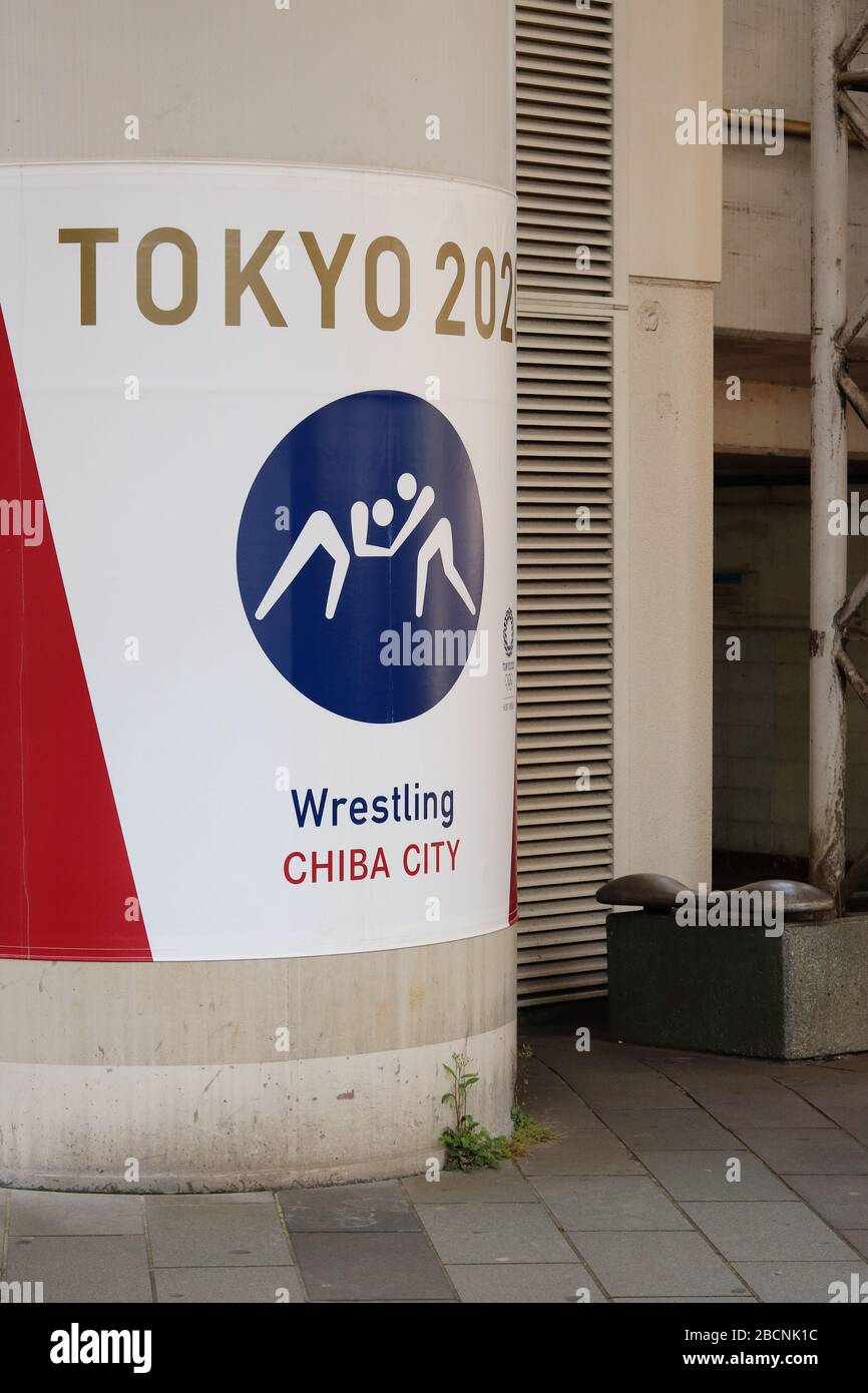 Eine umschlossene Säule in Chiba City mit einem Piktogramm, das eine olympische Veranstaltung in Tokio zeigt, die in Chiba City stattfinden soll. Stockfoto