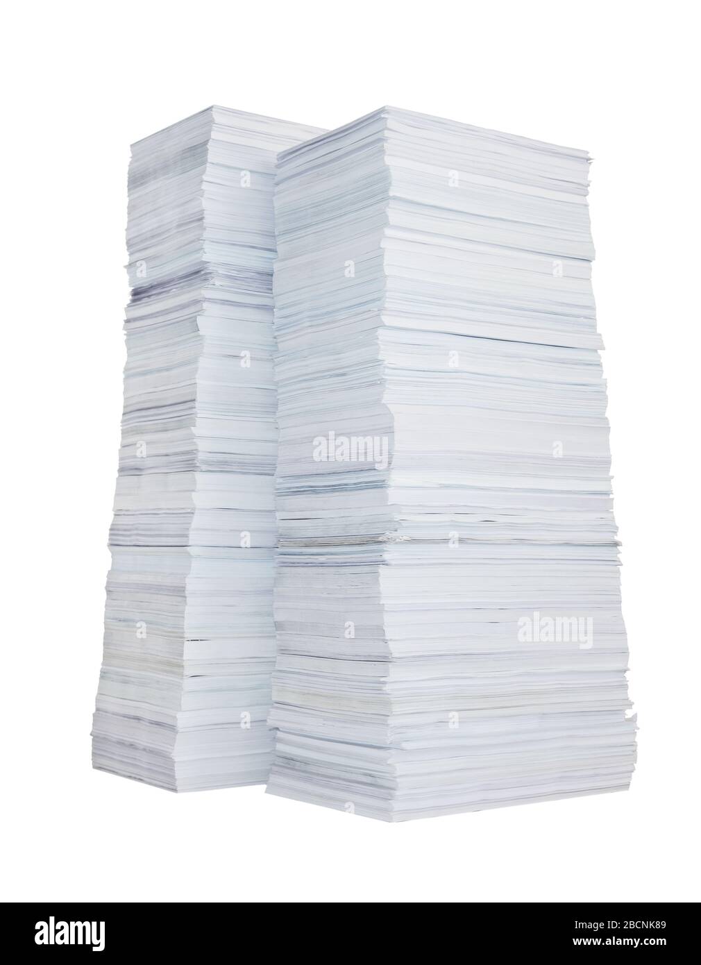 Zwei hohe Papierstapel isoliert auf weißem Hintergrund Stockfoto