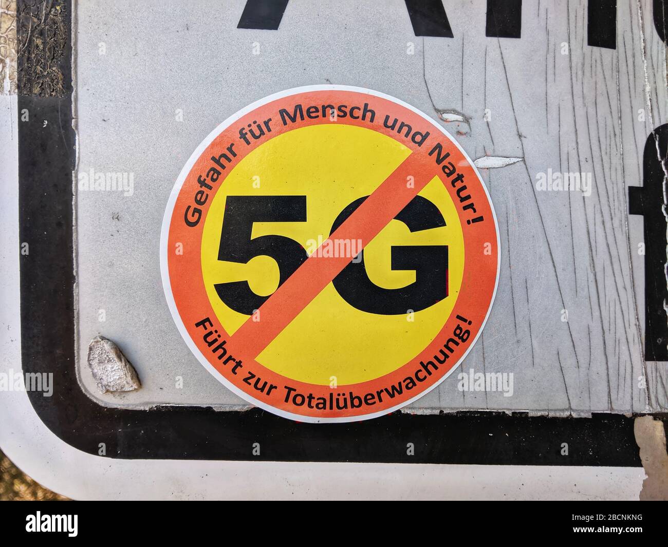 München, Bayern, Deutschland. April 2020. Ein Anti-5G-Zellaufkleber in der Nähe des Starnberger Sees zeigt die Reichweite von Verschwörungen gegen die neuen Technologien an. Viele drängen nun auf Verschwörungen, die sie für die Coronavirus-Krise verantwortlich macht, insbesondere in den QAnon-Kreisen. Credit: Sachelle Babbar/ZUMA Wire/Alamy Live News Stockfoto