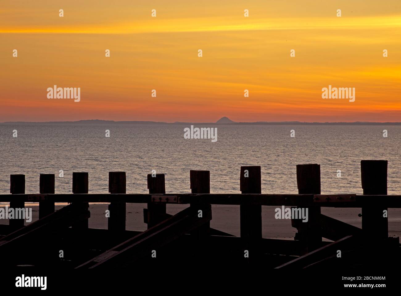 Portobello, Edinburgh, Schottland, Großbritannien. April 2020. Sonnenaufgang am Portobello Beach an dieser zweiten Woche der Sperrung des Covid-19 Coronavirus in Großbritannien scheint die friedliche Szene eine Welt abseits der Wirren, die tatsächlich auf der Welt stattfinden. Stockfoto