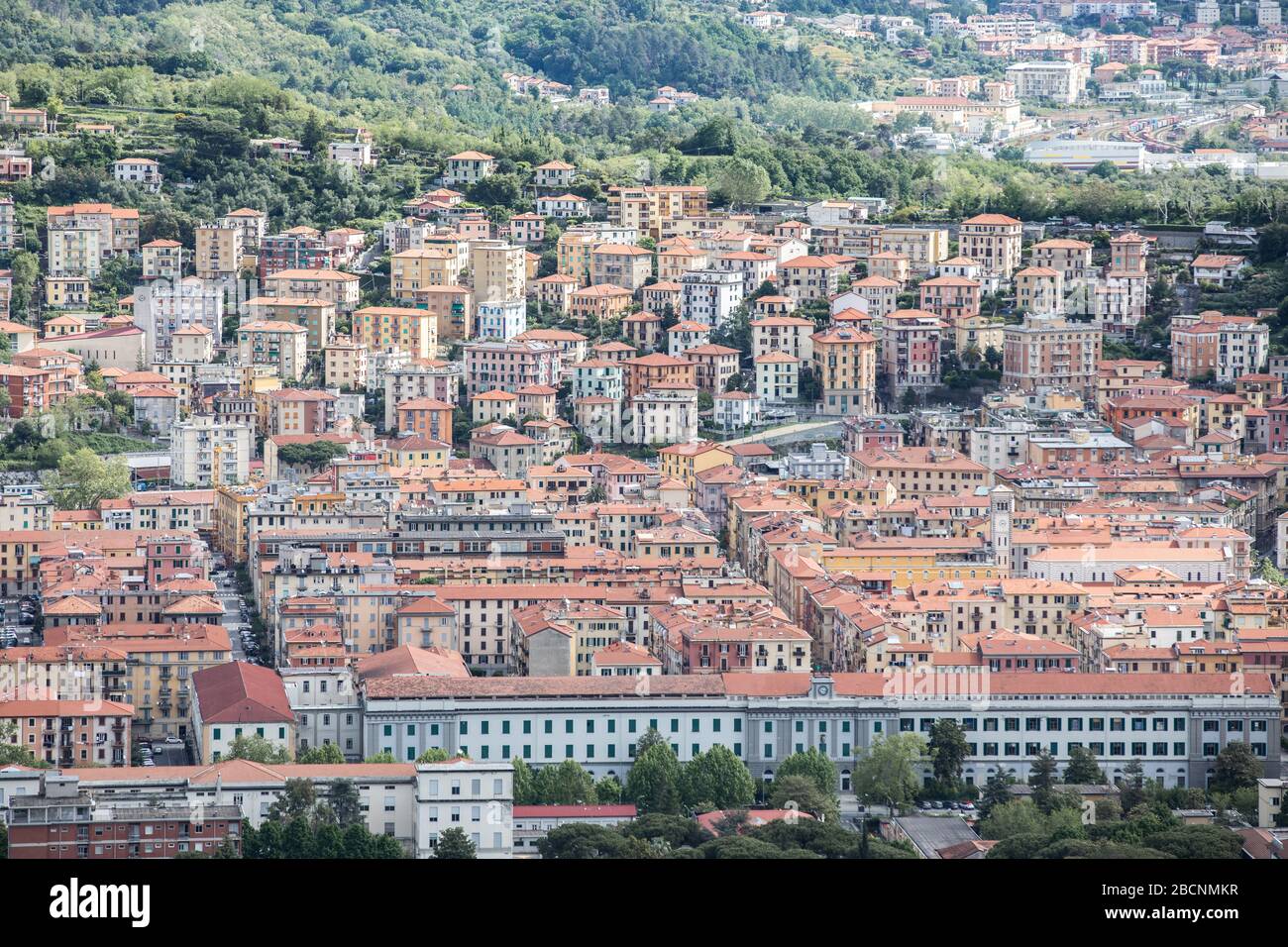 Das Stadtzentrum von La Spezia ist von einem Berggipfel aus zu erreichen. La Spezia, Italien. Stockfoto