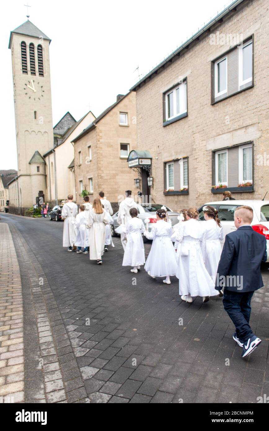 Rieden Deutschland 15.04.2018 Die Prozession rund um die Kirche auf einem religiösen Feiertag der Erstkommunion der Kinder. Stockfoto
