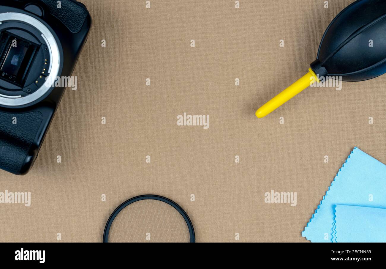 Kit zur Reinigung von Fotoanlagen und Optik. Kamera- und Objektivpflege. Zubehör für Fotografen. Stockfoto