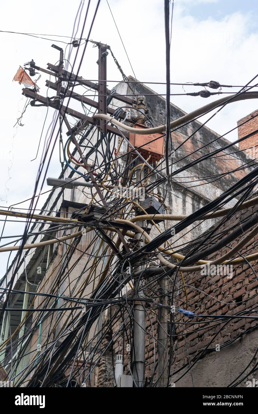 Kabelverwirren auf einer Straße von chandni chowk im alten delhi Stockfoto