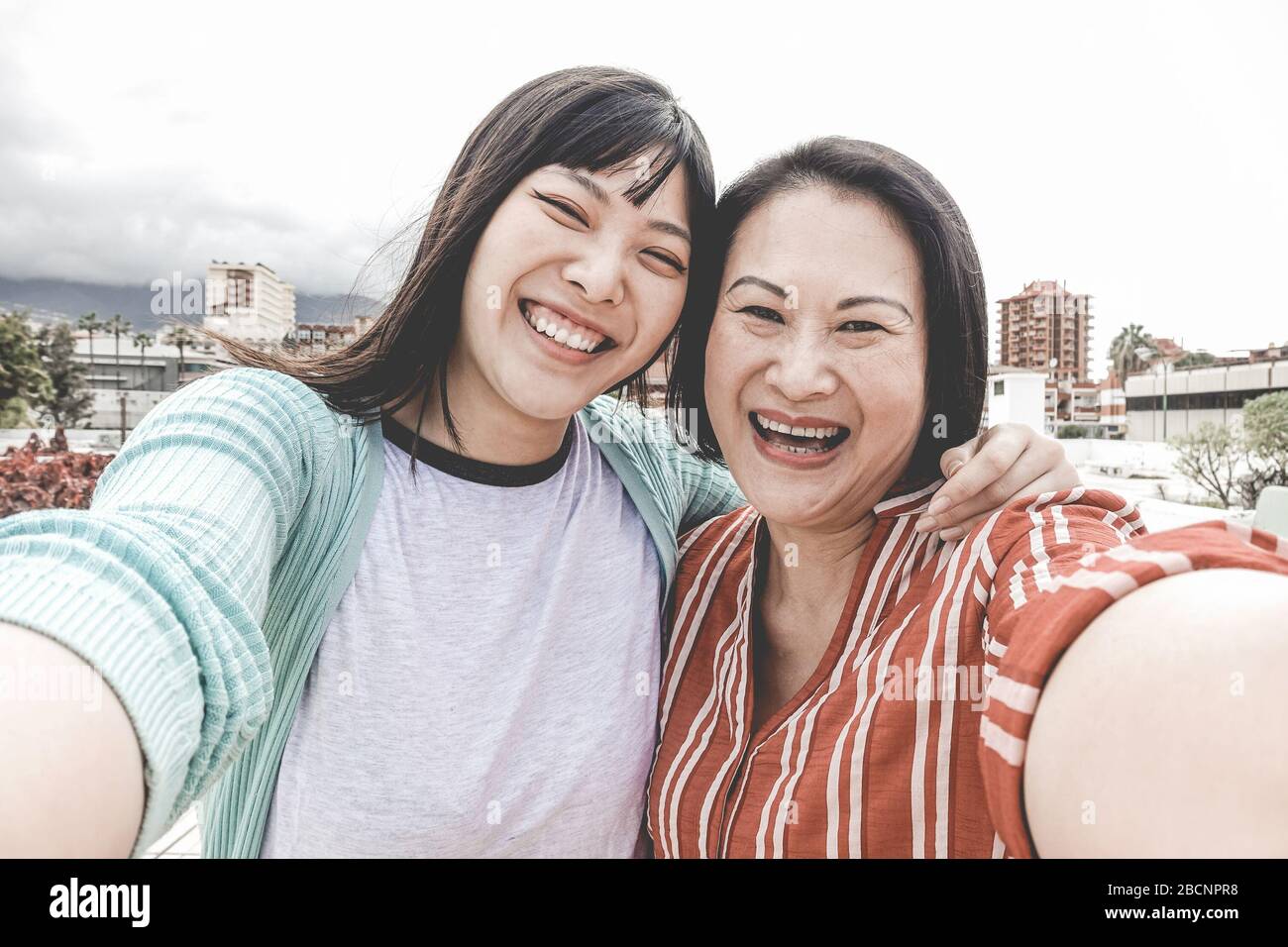 Glückliche asiatische Mutter und Tochter, die selfie Portraitfoto für das Muttertagfest machen - Familienmenschen, die Spaß an Technologietrends haben - Liebe und Sommer Stockfoto