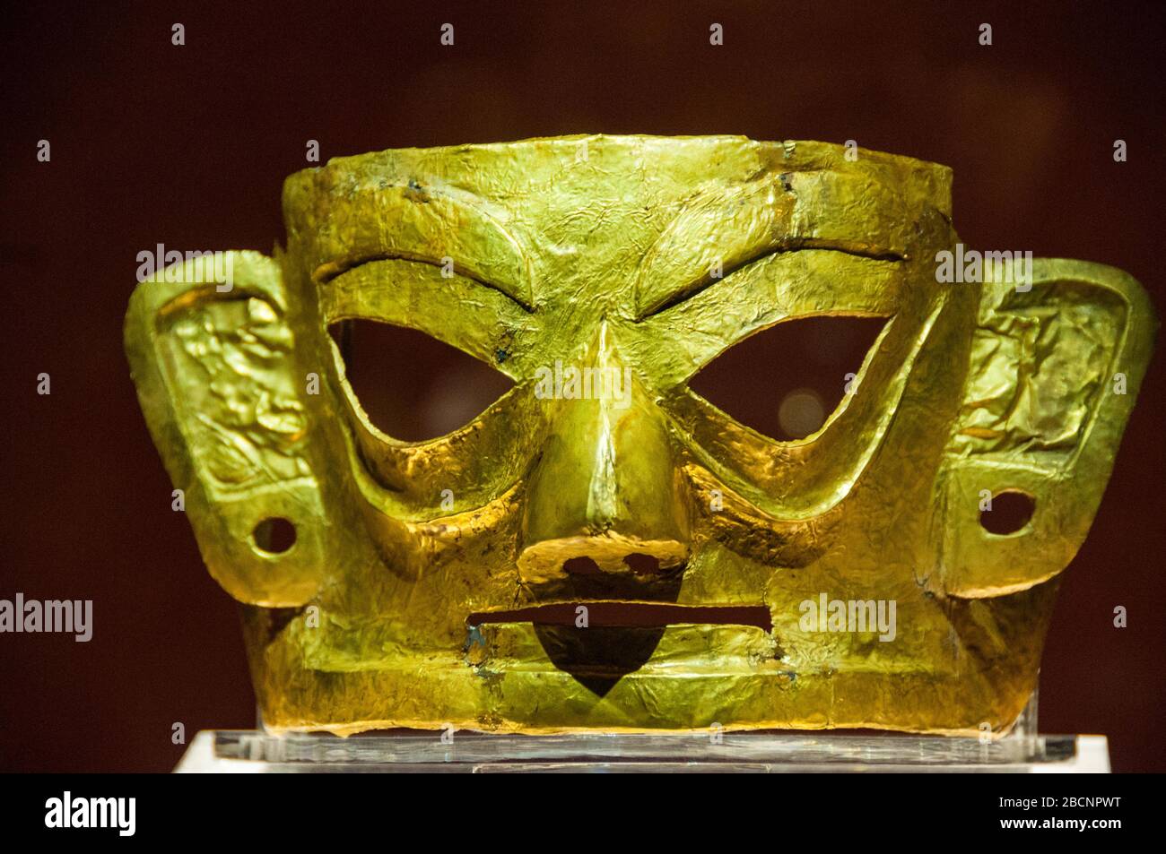 Eine 3000 Jahre alte gold Maske aus der Shu-reich am Jinsha Site Museum, Chengdu, Provinz Sichuan, China angezeigt. Stockfoto