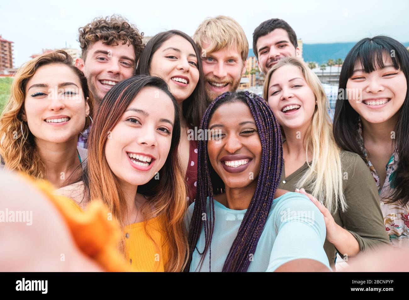 Junge Freunde aus verschiedenen Kulturen und Rassen fotografieren, glückliche Gesichter machen - Millennial-Generation und Freundschaftskonzept mit Studenten Menschen hav Stockfoto