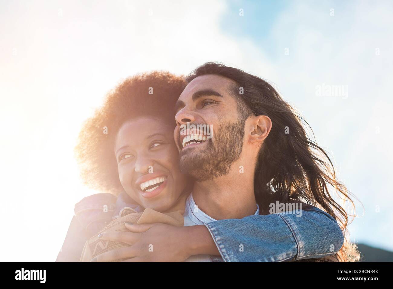 Multiracial Paar mit zärtlichen Momenten im Freien - kaukasischer Mann und afrikanerin, die zusammen während des Urlaubs Spaß haben - Reisen, Liebe und vieltnic Stockfoto