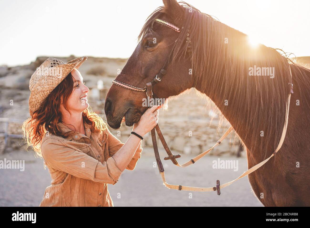 Cowgirl On Horse Stockfotos Und Bilder Kaufen Alamy