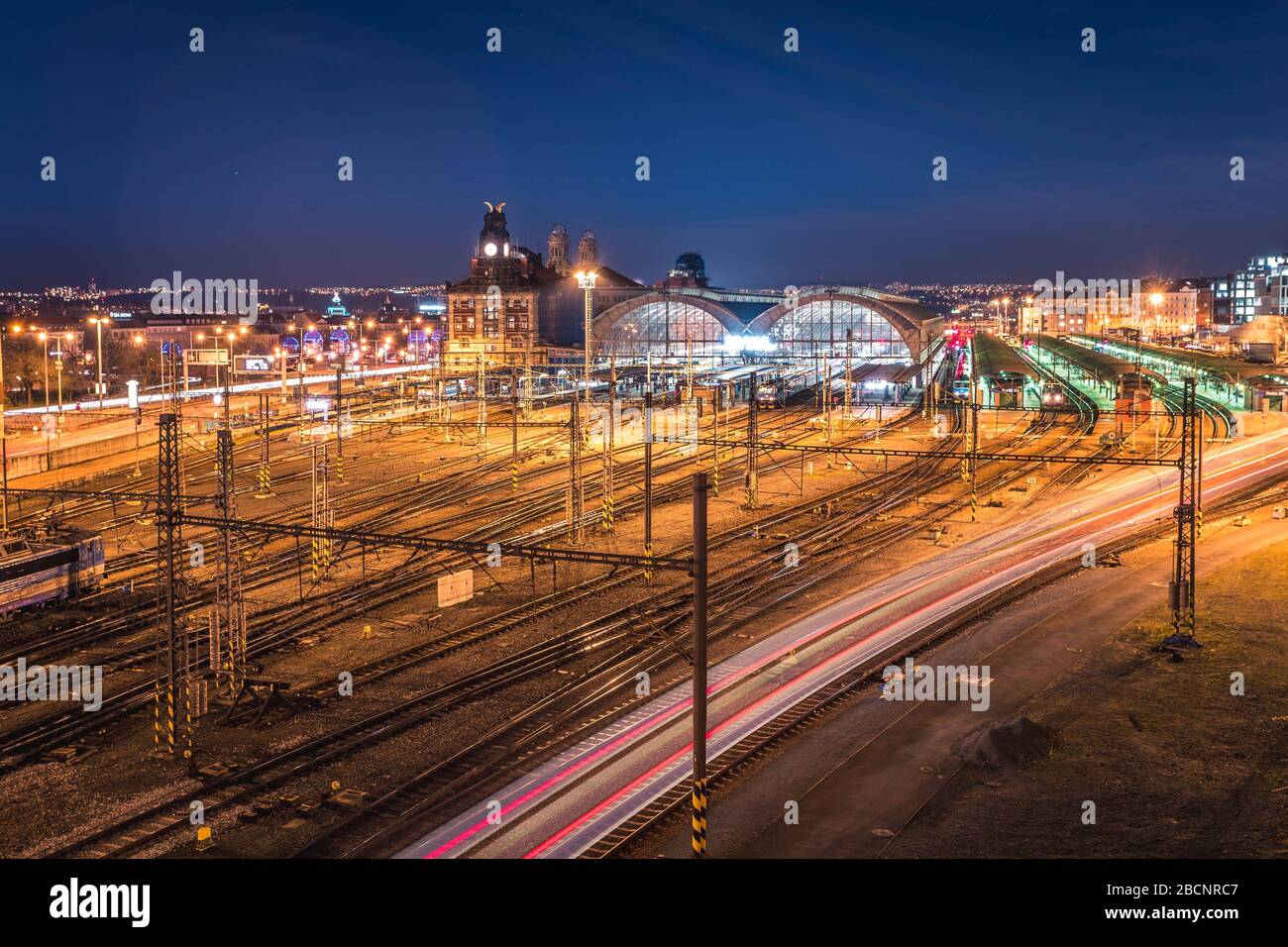 PRAG, TSCHECHIEN, MÄRZ 2020: Nachtansicht der Haupthalle des Prager Hauptbahnhofs. Eisenbahn-Stadtbild mit langer Belichtung. Stockfoto