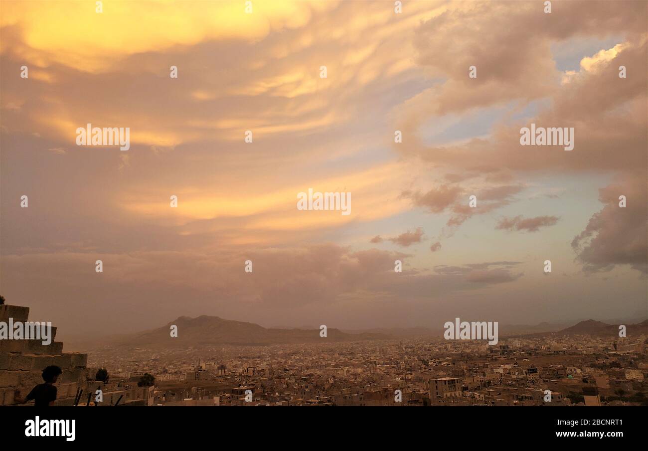 Sanaa. April 2020. Das am 4. April 2020 aufgenommene Foto zeigt die Stadtansicht von Sanaa, der Hauptstadt des Jemen. Gutschrift: Mohammed Mohammed/Xinhua/Alamy Live News Stockfoto