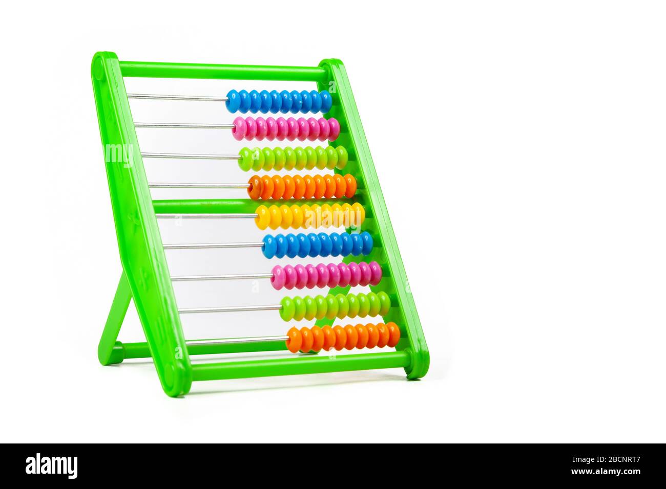 Einfaches, farbenfrohes klassisches Abakusspielzeug isoliert auf weiß, ausgeschnitten, Perlen ausgerichtet. Lehrmittel, Zubehör. Kinder, Kinder Mathe, Spaßarithmetik Stockfoto