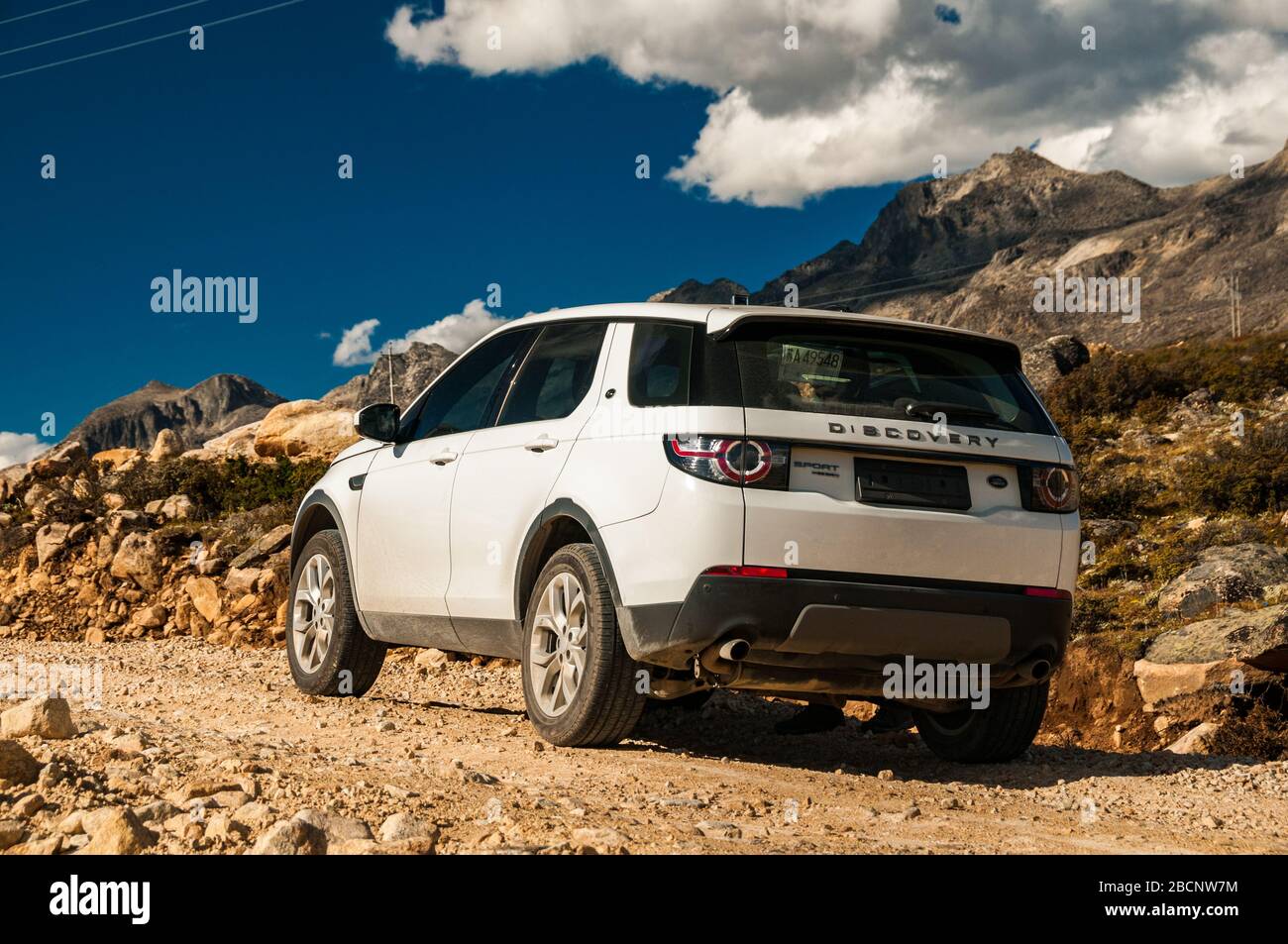 Gelände des Land Rover Discovery Sport auf einer Steinbruchstrecke in der Nähe des Flughafens Kangding in der chinesischen Provinz Sichuan Stockfoto