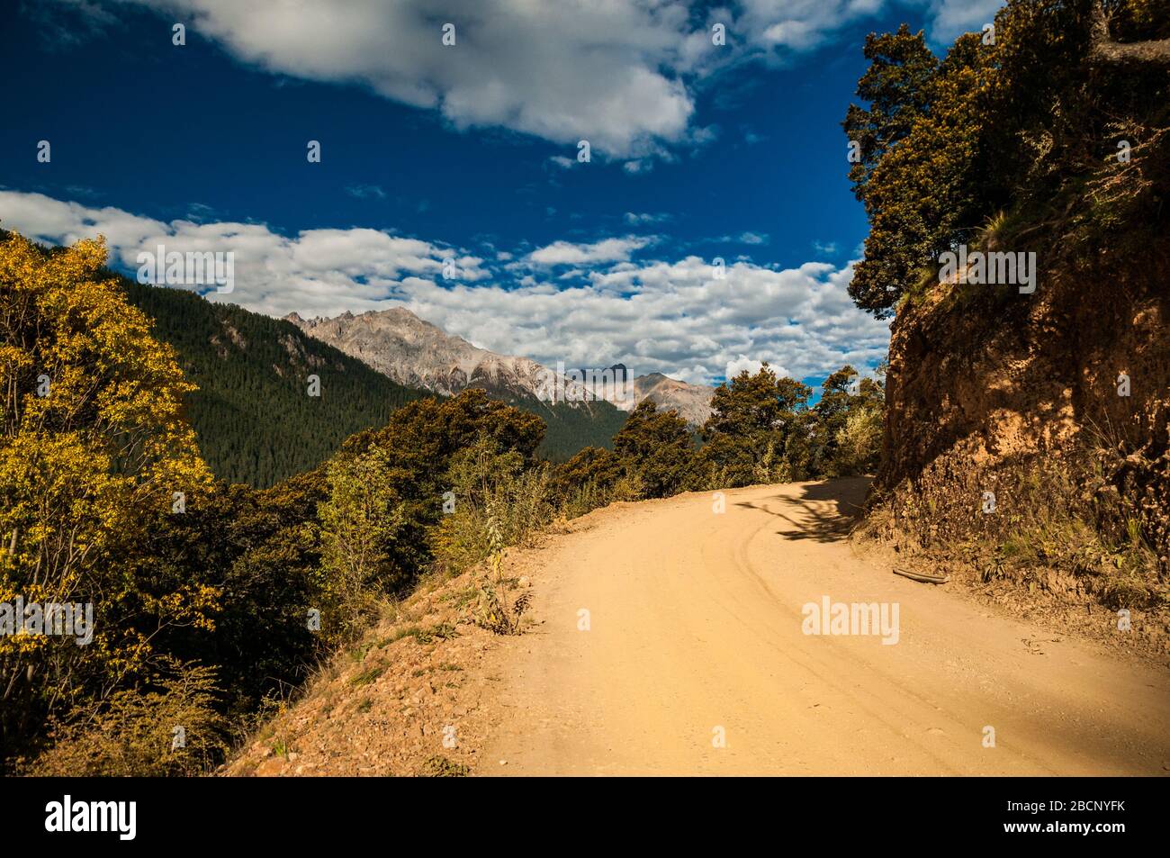 Feldweg auf der Straße ohne Namen zwischen Batang und Ganbai Straße, Sichuan Provinz Abschattung der tibetischen Grenze Stockfoto