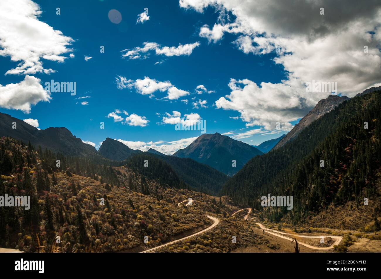 Gewundenen Feldweg auf der Straße ohne Namen zwischen Batang und Ganbai Straße, Sichuan Provinz Abschattung der tibetischen Grenze Stockfoto
