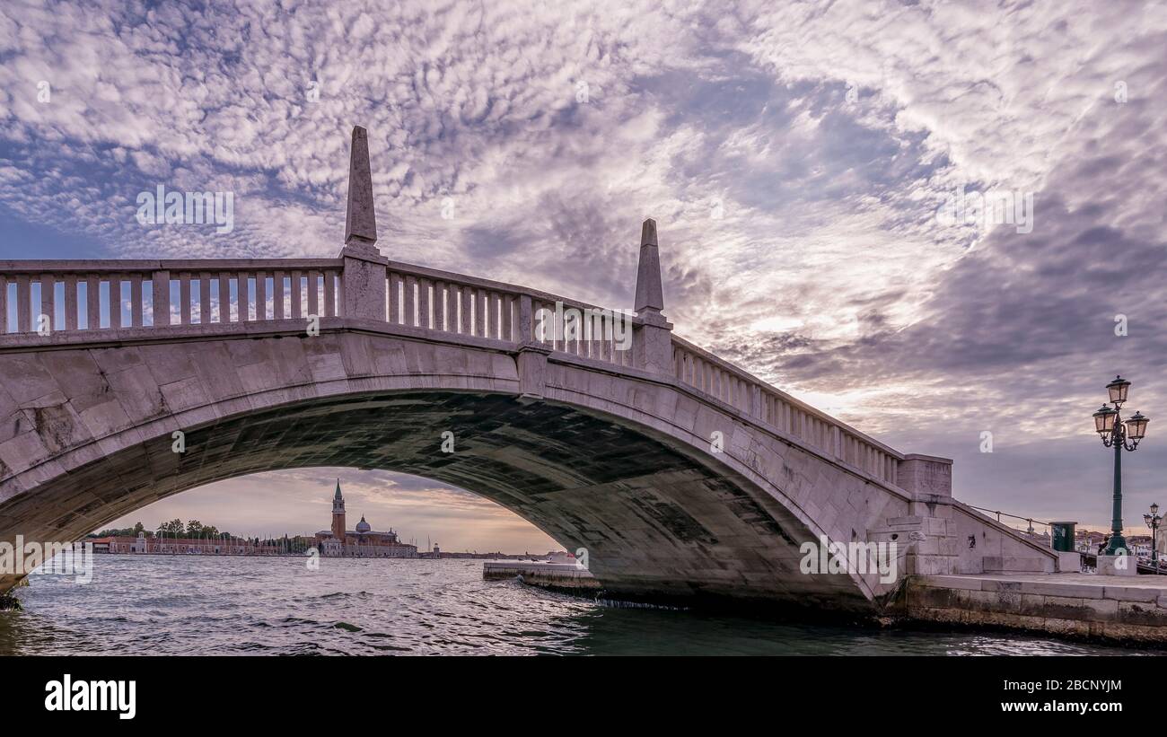 Ponte San Biasio delle Catene, im historischen Zentrum von Venedig, Italien, unter dem Sie die Insel San Giorgio Maggiore sehen können Stockfoto