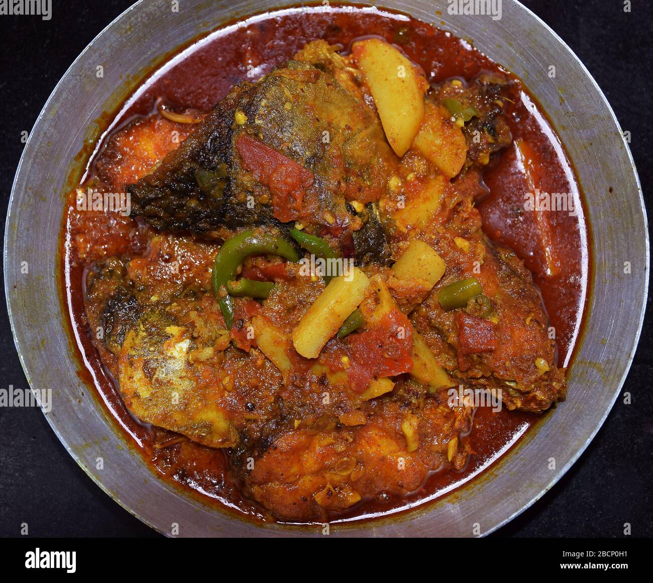 Bengalische Speisen oder Gerichte Rohu Curry oder Rui Maacher Jhol. Indisches Gericht ohne Gemüse, indisches Essen Stockfoto