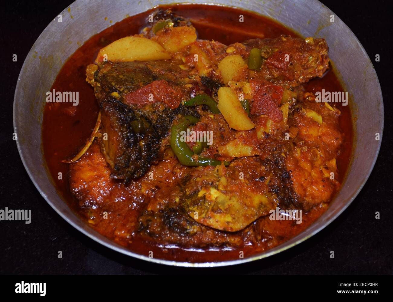 Bengalische Küche Fischcurry oder Rohu Curry/Rui Maach Jhol. Bengalische traditionelle authentische Gericht. Indische Küche, indische Küche, indische Küche Stockfoto