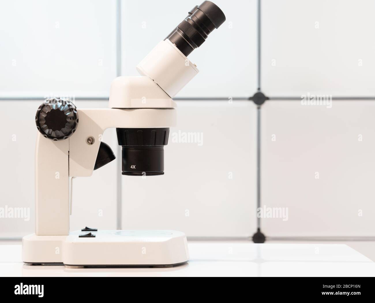 Schulmikroskop in einer Biologieklasse Stockfoto