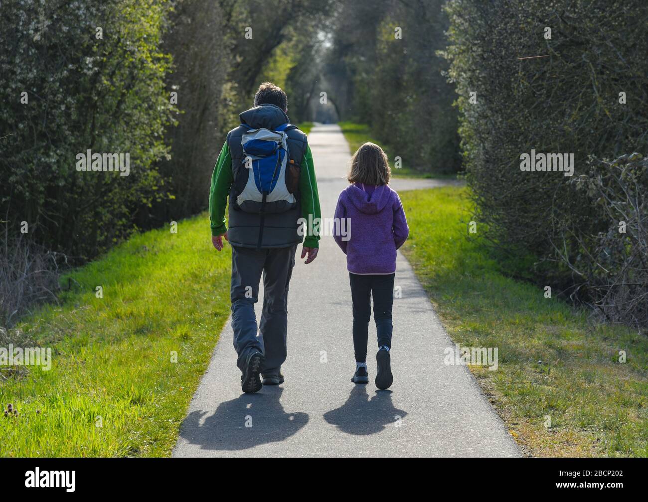 Lietzen, Deutschland. April 2020. Ein Mann und ein Mädchen gehen auf einem Radweg im Lietzener Mühlental entlang. Zum Naturschutzgebiet Lietzener Mühlental gehört ein Teil des Tals des Mühlenbachs Platkow. Sie schützt einen eiszeitlichen Schmelzwasserkanal, der in die Grundmoränenplatte und die umliegenden Talhänge eingegraben wurde. Die im Mühlenfließ gefundene Unterwasservegetation ist nach der Europäischen Flora-Fauna-Habitat-Richtlinie (FFH) geschützt. Credit: Patrick Pleul / dpa-Zentralbild / ZB / dpa / Alamy Live News Stockfoto