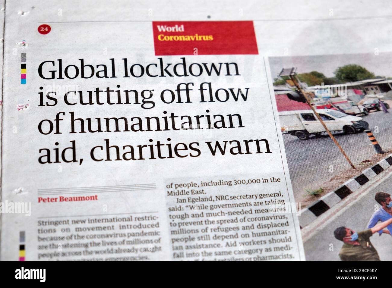 "Die globale Sperrstelle unterbr den Fluss der humanitären Hilfe, wohltätige Organisationen warnen" Coronavirus Artikel auf der Seite Guardian Zeitung März 2020 London UK Stockfoto