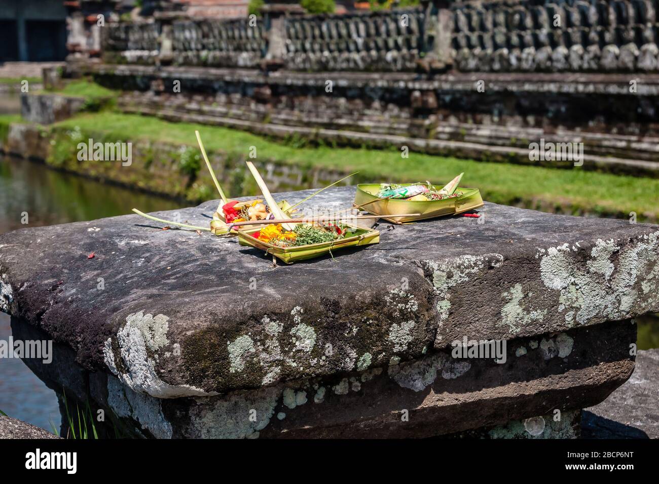 Traditionelle Speisen, Canang Sari, auf einer Sohle im Taman-Ayun-Tempel, Bali, Indonesien Stockfoto