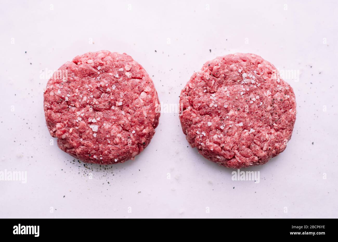 Zwei rohe frische Rindersteaks für Burger von oben Stockfoto