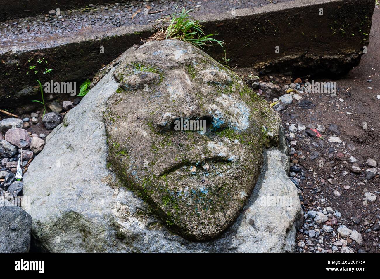 Ein stilisiertes, in Stein gemeißeltes menschliches Gesicht Stockfoto