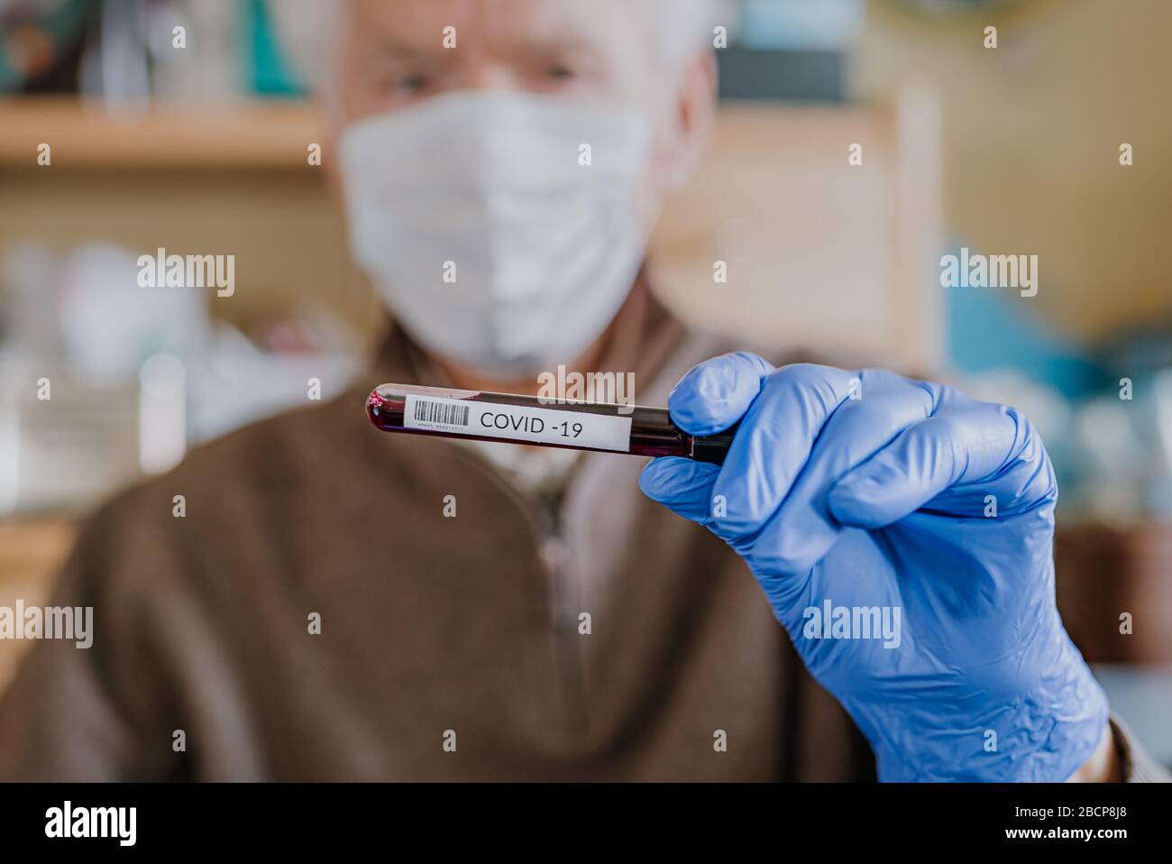 Senior Holding Blutprobe mit Covid-19 Virus, Virusinfektion, Person mit Coronavirus infiziert, covid-19 Test positiv, Pandemie Stockfoto