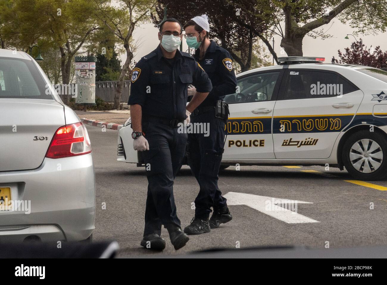 Mevaseret Zion, Israel. April 2020. Polizisten blockieren teilweise die Einfahrt in den Jerusalemer Vorort Mevaseret Zion, um den eingehenden Verkehr zu überwachen und Notfallbeschränkungen für Fahrer und die Öffentlichkeit im Allgemeinen angesichts des Ausbruchs von Coronavirus durchzusetzen. 8.018 haben positiv auf COVID-19 in Israel getestet. Die aktuelle Zahl der Todesopfer beträgt 46. Gutschrift: Nir Alon/Alamy Live News Stockfoto